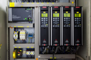 Controladores lógicos para programación de PLC en centros logísticos