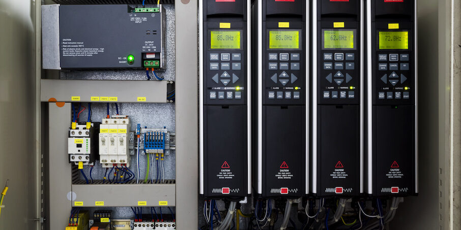 Controladores lógicos para programación de PLC en centros logísticos